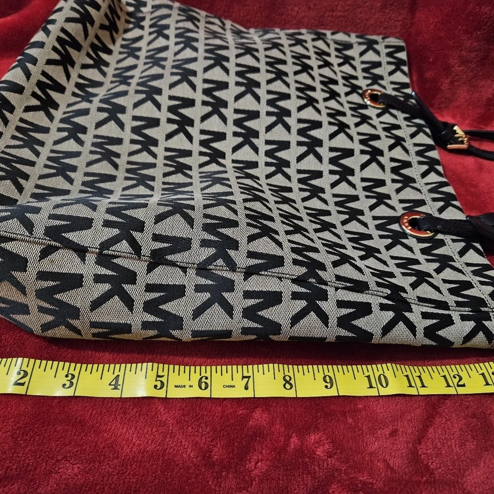 Beautiful Michael Kors Large Signature Tote/Shoulder Bag